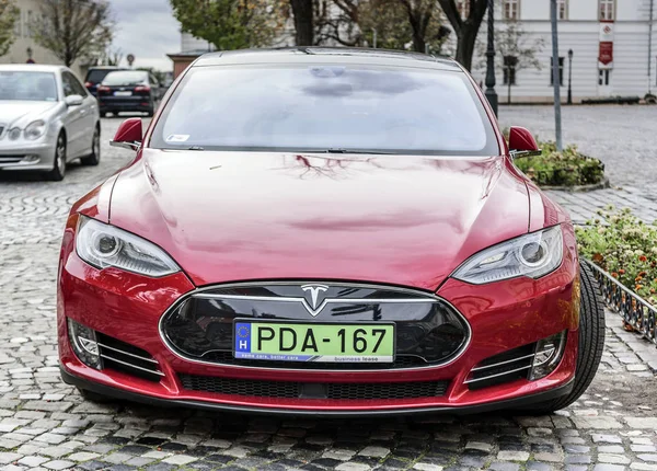 Tesla Model S Budapeşte sokaklarına park etti..