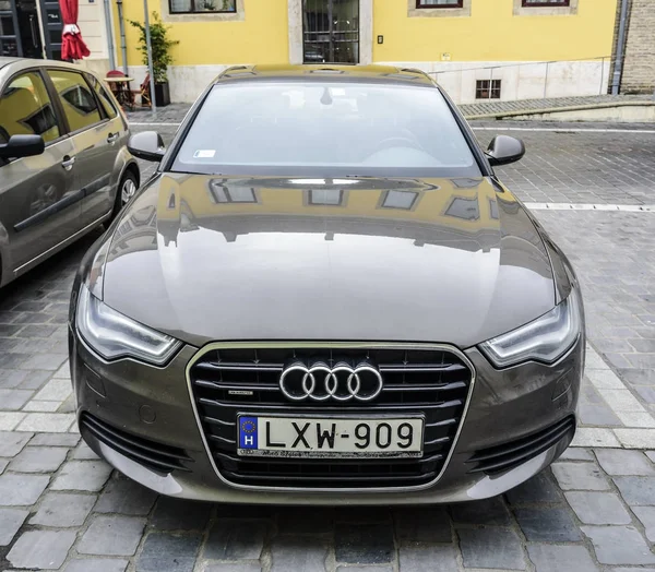 Audi A6 Aparcado en las calles de Budapest . — Foto de Stock