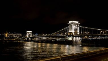 Chain Bridge Szechenyi gece, Tuna Nehri Budapeşte'köprüden.