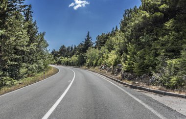 Dağlar arasında yüksek hızlı köy yolunda.