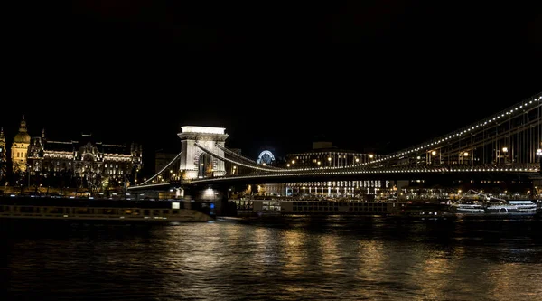 Chain Bridge Szechenyi à noite, Ponte sobre o rio Danúbio em Budapeste . — Fotografia de Stock