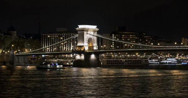 Ponte delle Catene Szechenyi di notte, Ponte sul Danubio a Budapest . — Foto Stock