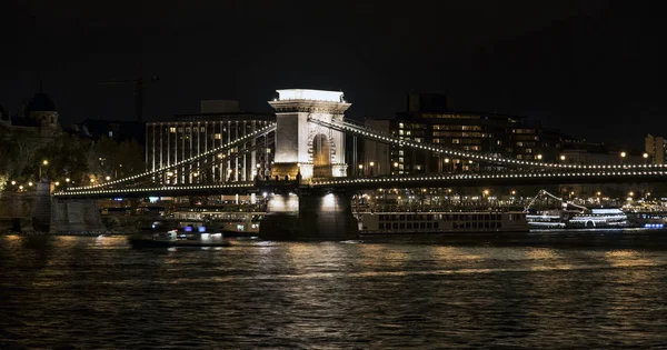 Chain Bridge Szechenyi à noite, Ponte sobre o rio Danúbio em Budapeste . — Fotografia de Stock