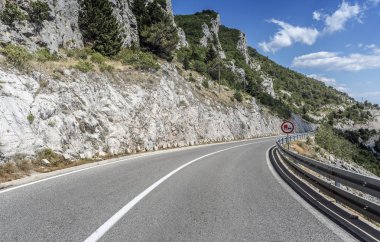 Rocky Dağları ve orman köy yolunda.