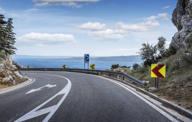 Denize asfalt yol. Güneşli bir günde asfalt karayolu.