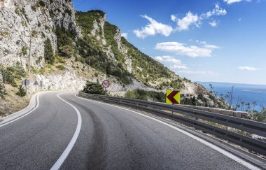 Denize asfalt yol. Güneşli bir günde asfalt karayolu.