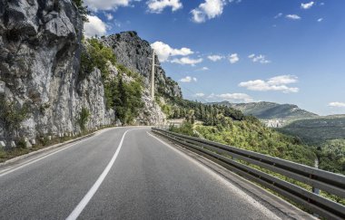Rocky Dağları ve orman köy yolunda.