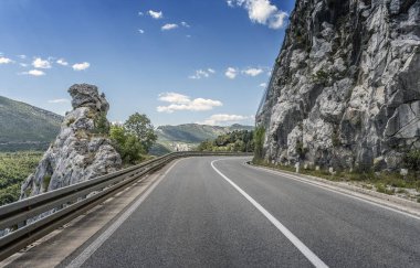 Rocky Dağları ve orman köy yolunda.