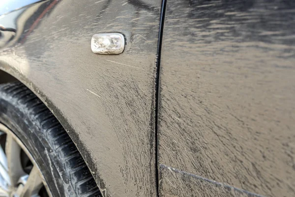 Parte de un coche sucio de cerca . — Foto de Stock