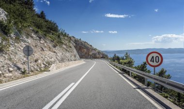 Denize asfalt yol. Güneşli bir günde asfalt karayolu.