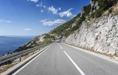Denize asfalt yol. Güneşli bir günde asfalt karayolu.