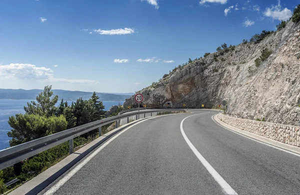Denize asfalt yol. Güneşli bir günde asfalt karayolu.