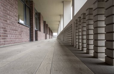 Uzun balkon teras yüksek katlı bina.