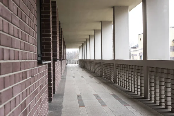 Terasa balkon dlouho výšková budova. — Stock fotografie