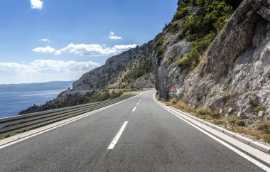 Denize asfalt yol. Güneşli bir günde asfalt karayolu.
