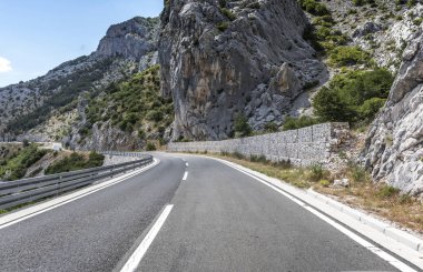 Rocky Dağları ve orman köy yolunda.