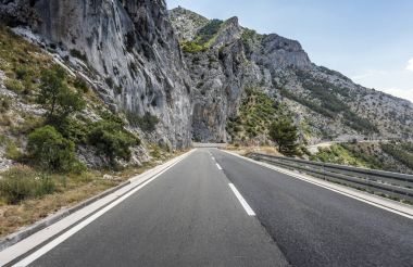 Rocky Dağları ve orman köy yolunda.