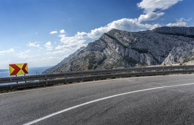 Denize asfalt yol. Güneşli bir günde asfalt karayolu.