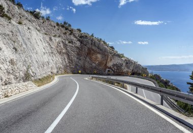 Denize asfalt yol. Güneşli bir günde asfalt karayolu.