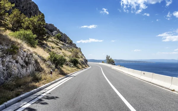 Asphalt road to the sea. Asphalt highway in a sunny day. — Stock Photo, Image