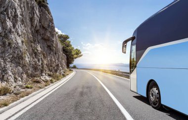 Ülkenin yüksek hızlı yolu bir dağ manzarası arka planı boyunca Turist otobüsü atılıyor.