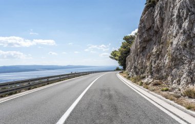 Denize asfalt yol. Güneşli bir günde asfalt karayolu.
