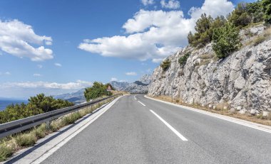 Denize asfalt yol. Güneşli bir günde asfalt karayolu.