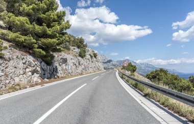Denize asfalt yol. Güneşli bir günde asfalt karayolu.
