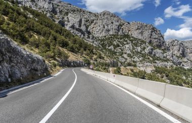 Rocky Dağları ve orman köy yolunda.
