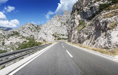 Rocky Dağları ve orman köy yolunda.