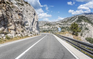 Rocky Dağları ve orman köy yolunda.