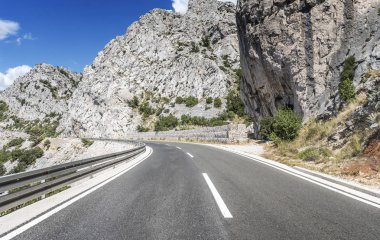 Rocky Dağları ve orman köy yolunda.