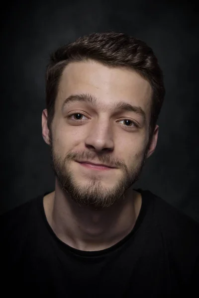 Ritratto di un giovane con la barba su sfondo scuro . — Foto Stock