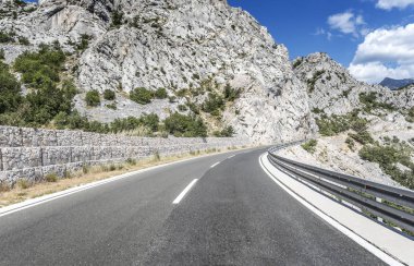 Rocky Dağları ve orman köy yolunda.