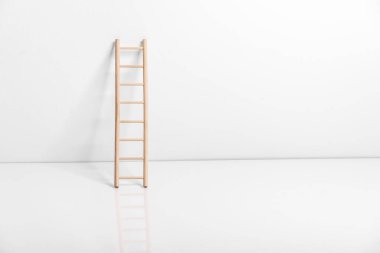 Duvara yaslanmış tahta merdiven..