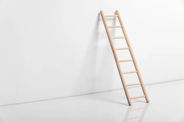 Houten ladder leunend tegen de muur. — Stockfoto