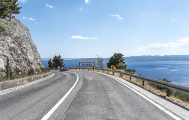 Hırvatistan Makarska Riviera resort çevrenin deniz kıyısında bir otomobil yol.