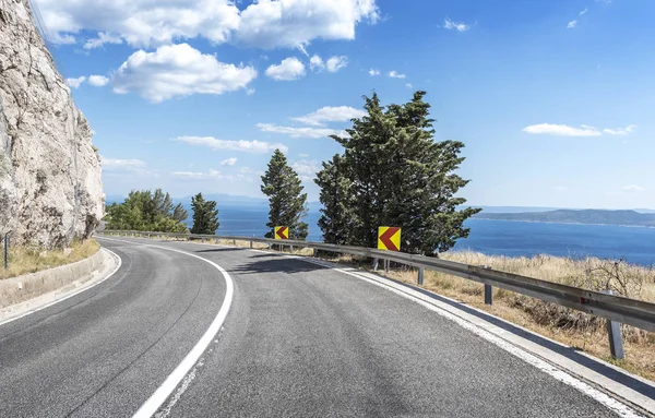 Asphalt road to the sea. Asphalt highway in a sunny day. — Stock Photo, Image