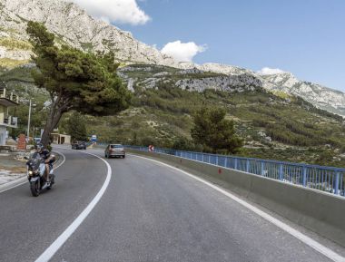 Hırvatistan Makarska Riviera resort çevrenin deniz kıyısında bir otomobil yol.
