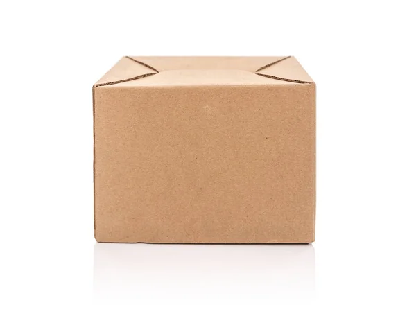 Caixa de papelão postal isolada sobre fundo branco . — Fotografia de Stock