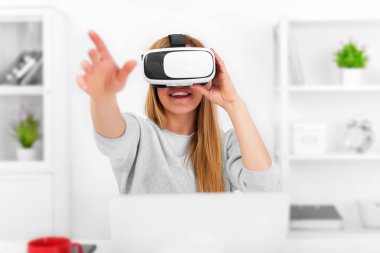 Güzel genç kadın sanal gerçeklik bardaklarda Oyun oynama.