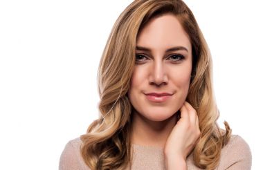 Çekici tatlı bir sarışın. Bir beyaza yakın çekim portre. Bir ten rengi elbise güzel genç kadın.