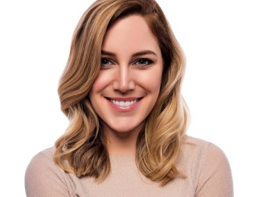 Çekici tatlı bir sarışın. Bir beyaza yakın çekim portre. Bir ten rengi elbise güzel genç kadın.