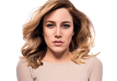 Çekici tatlı bir sarışın. Bir beyaza yakın çekim portre. Bir ten rengi elbise güzel genç kadın.