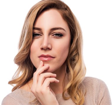 Çekici tatlı bir sarışın. Bir beyaza yakın çekim portre. Bir ten rengi elbise güzel genç kadın.