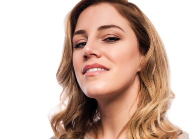 Çekici tatlı bir sarışın. Bir beyaza yakın çekim portre. Bir ten rengi elbise güzel genç kadın.