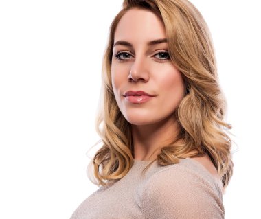 Çekici tatlı bir sarışın. Bir beyaza yakın çekim portre. Bir ten rengi elbise güzel genç kadın.