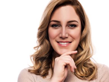 Çekici tatlı bir sarışın. Bir beyaza yakın çekim portre. Bir ten rengi elbise güzel genç kadın.