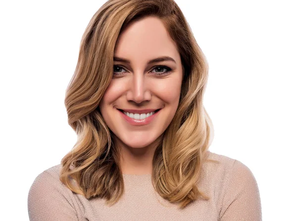 Çekici tatlı bir sarışın. Bir beyaza yakın çekim portre. Bir ten rengi elbise güzel genç kadın.