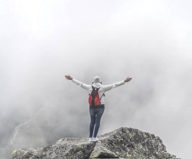Turistik bir dağ tepe üstünde. Özgürlük - kavram.